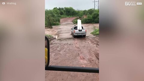 Attraversa il fiume con l'auto, ma la forza dell'acqua la trascina via...