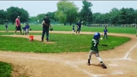 Criança faz tacada de basebol certeira!