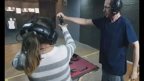 Passando a arma CARREGADA para a Pequetita. Segurança é TUDO