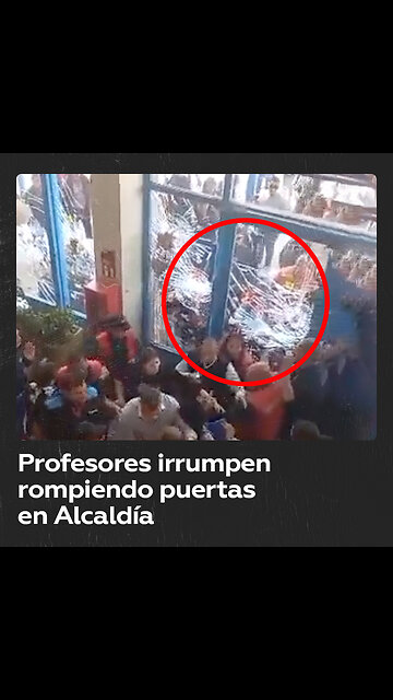 Profesores reclaman impagos tomando Alcaldía en Santiago de Chile