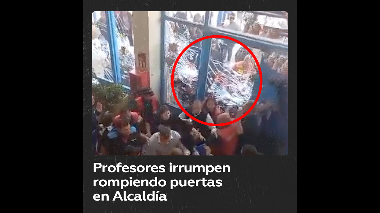 Profesores reclaman impagos tomando Alcaldía en Santiago de Chile