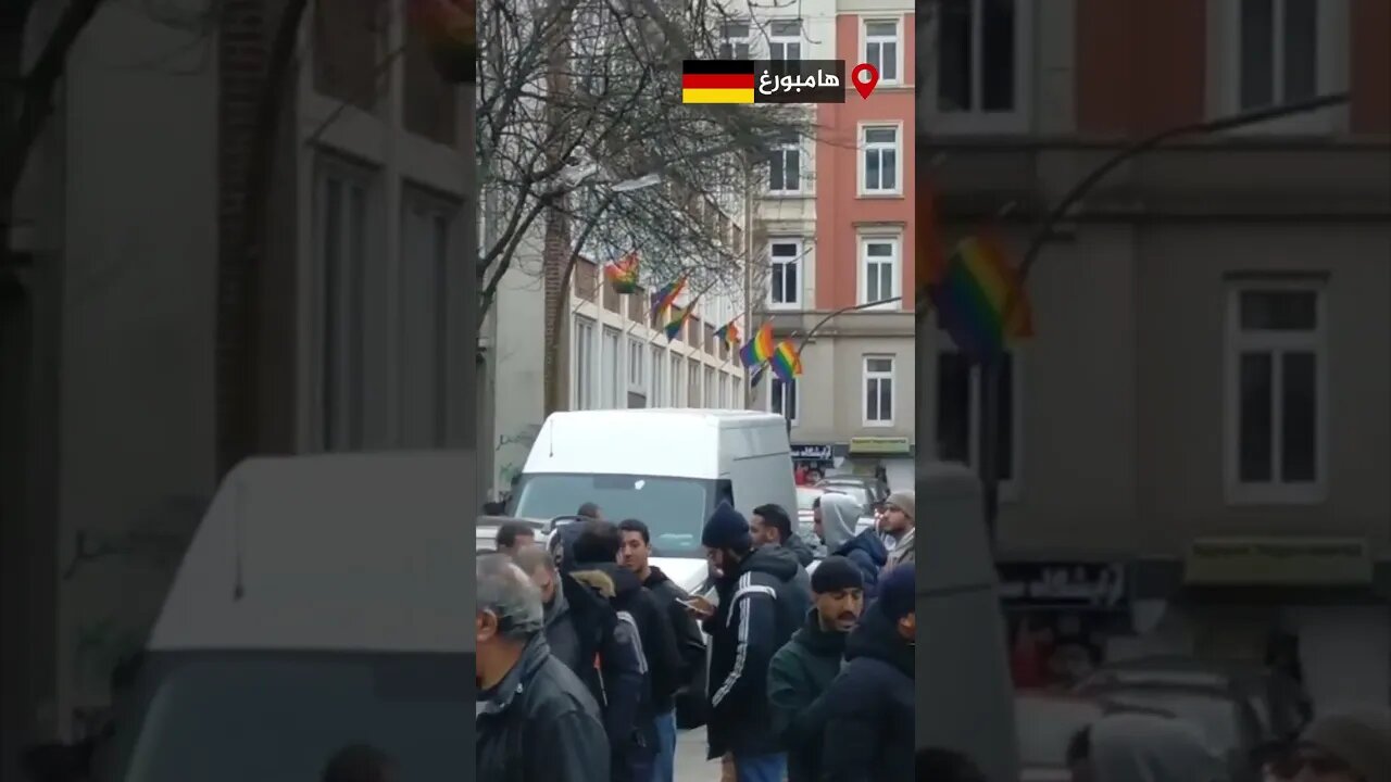 كما وصلني من ألمانيا: أعلام الشواذ بجوار المسجد في مدينة هامبورغ!