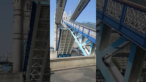 लंदन ब्रीज बोटको जानेके लिये खुल्ला होता है!London Bridge opens for boats to pass#short#video