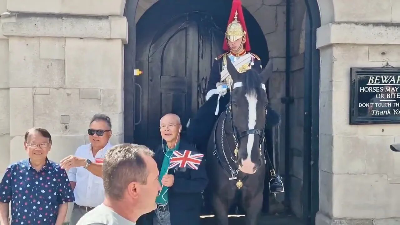 Tourist's show respect to the country with Union jacks posing with the kings guard #thekingsguard