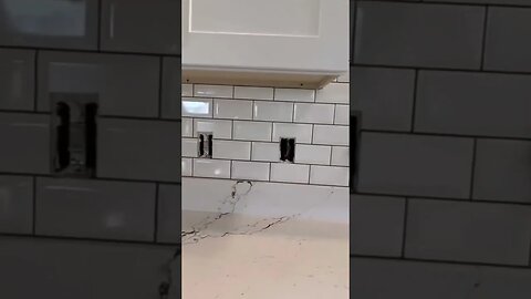 Kitchen backsplash with epoxy grout complete! 3x6 beveled subway tile 🤩