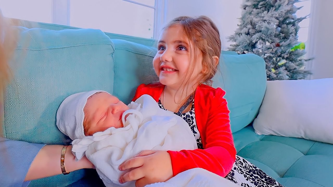 ANASALA FAMILY Mila is the first time she sees her baby brother ❤️ (surprised us 😢) ❤️ (😢)