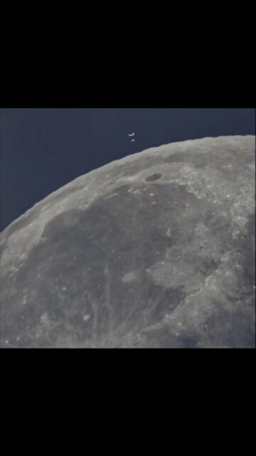 Nave menor afasta-se da gigantesca e desce para o lado oculto da Lua