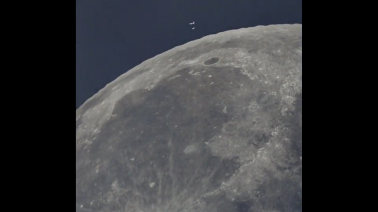 Nave menor afasta-se da gigantesca e desce para o lado oculto da Lua