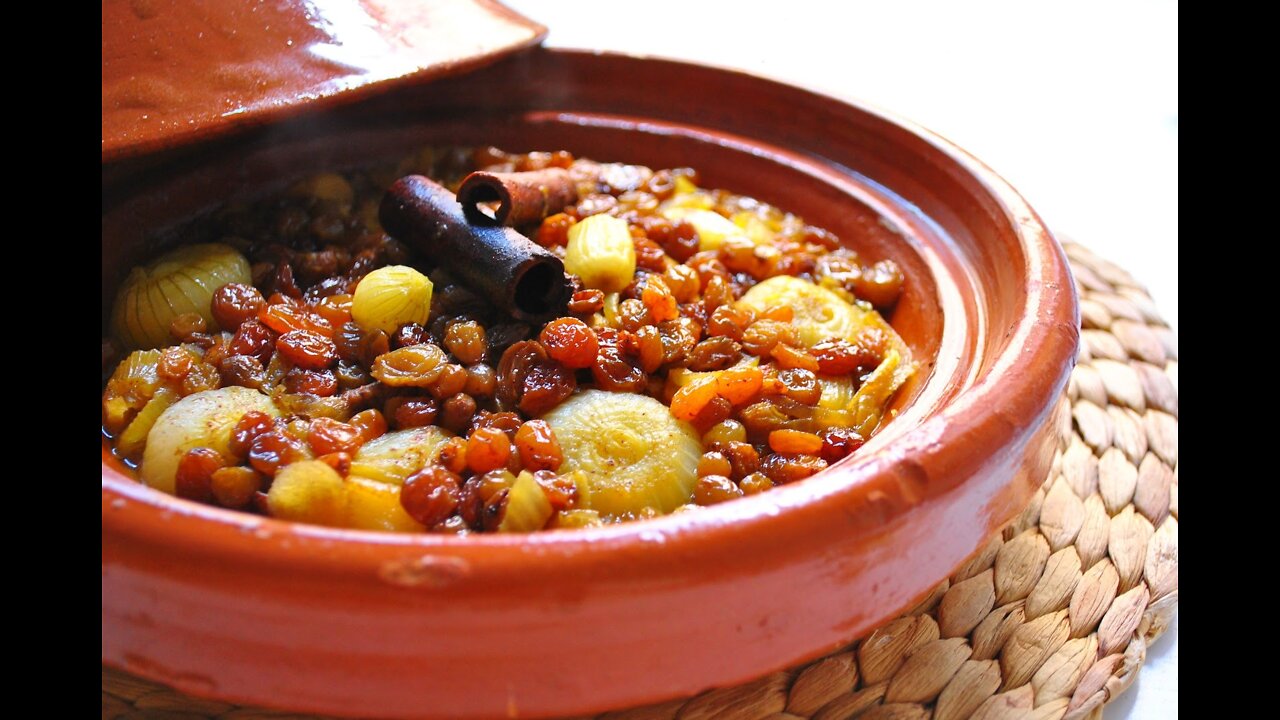 Recette de Tajine de poulet, oignons et raisins/Moroccan Chicken Tagine, طجين الدجاج