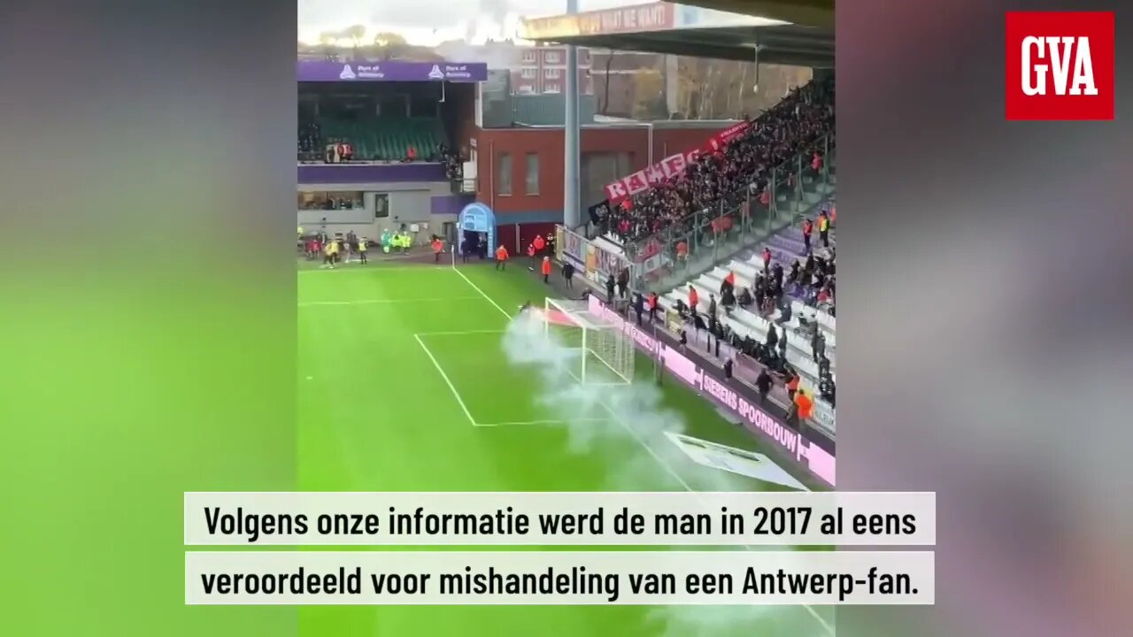 Beerschot fan gooit fakkel bezoekers vak van Antwerp in tijdens stadsderby Antwerpen