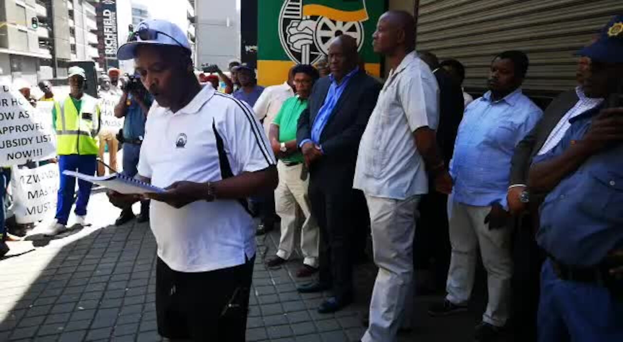 SOUTH AFRICA - Johannesburg - Ekurhuleni informal community marched to the ANC HQ (Video) (VSt)