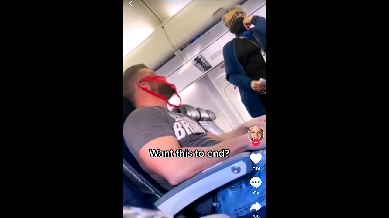 Perizoma rosso al posto della mascherina sull’aereo: «Tanto si toglie per bere».