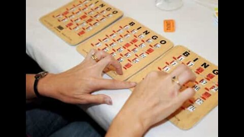 Ces voisins jouent au Bingo en gardant leurs distances