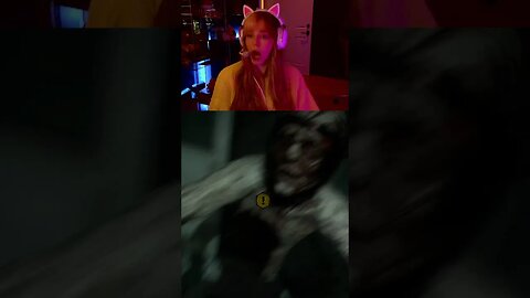 Playing a horror game in the same room as my gf 😂 #funnygaming #horror #theoutlasttrials #jumpscare