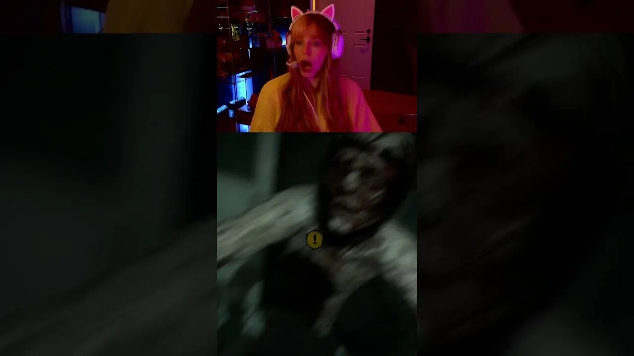 Playing a horror game in the same room as my gf 😂 #funnygaming #horror #theoutlasttrials #jumpscare