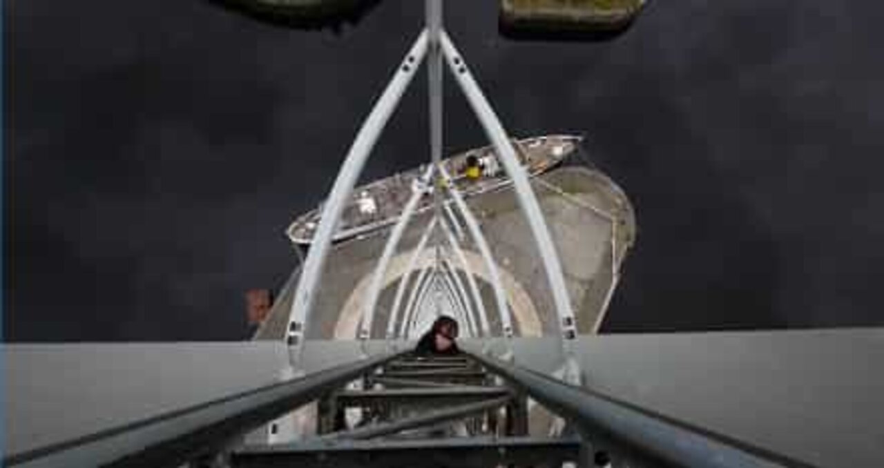 世界一のタワーに登る二人組