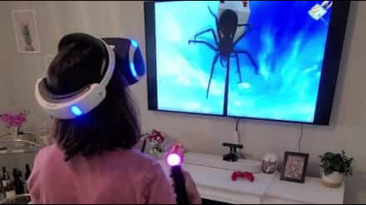 Mulher entra em pânico com realidade virtual