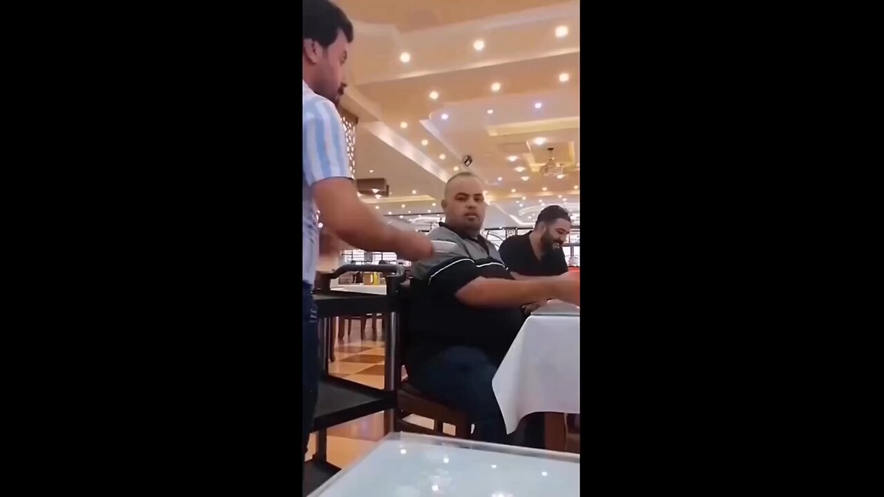 funny waiter😆😂🤣