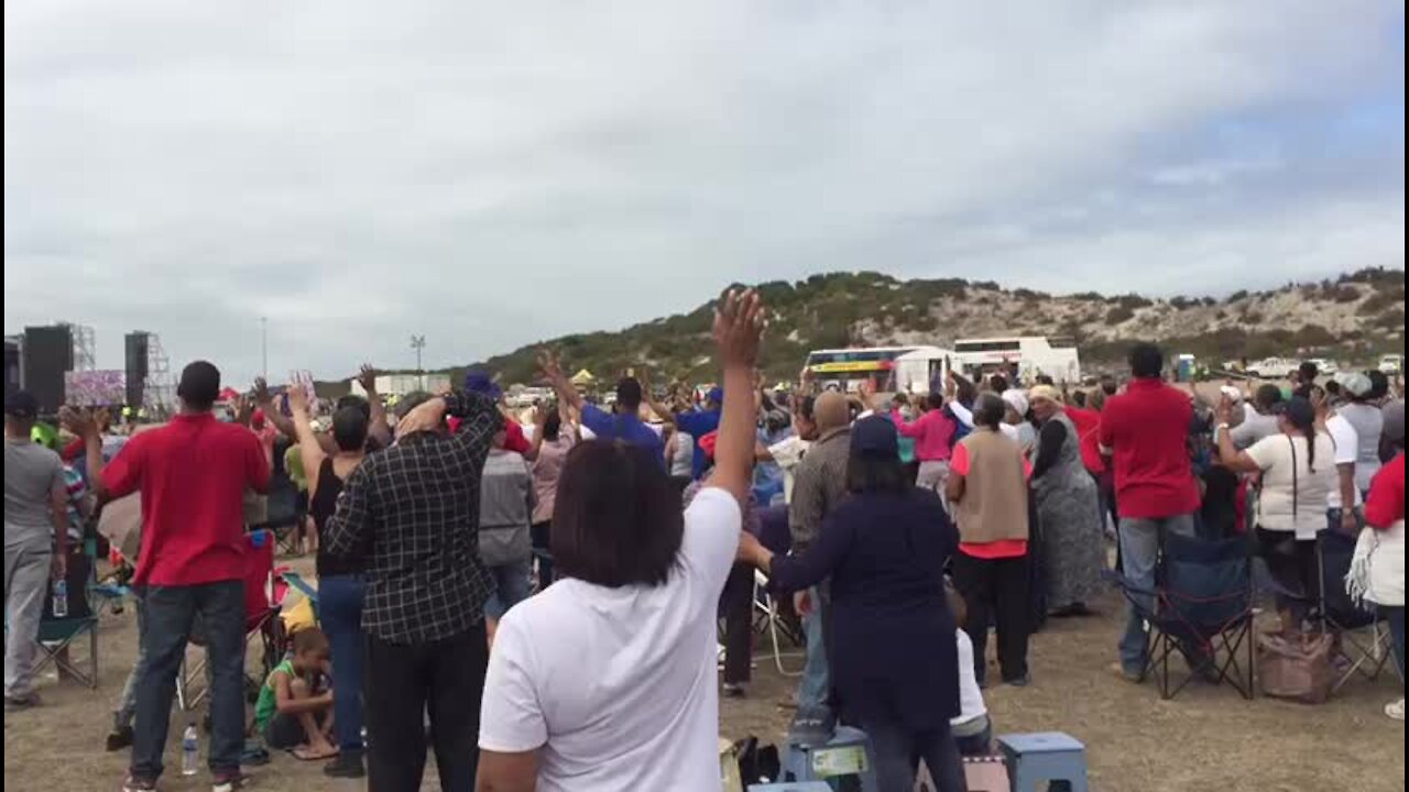 UPDATE 3 - Thousands pray for rain at Buchan's day of prayer in Cape Town (9i4)