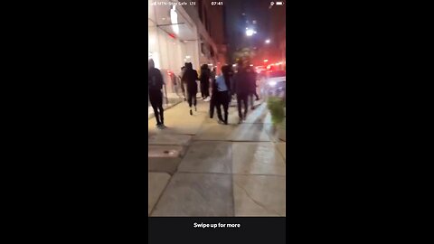 🚨 Apple Store in Philadelphia getting looted earlier