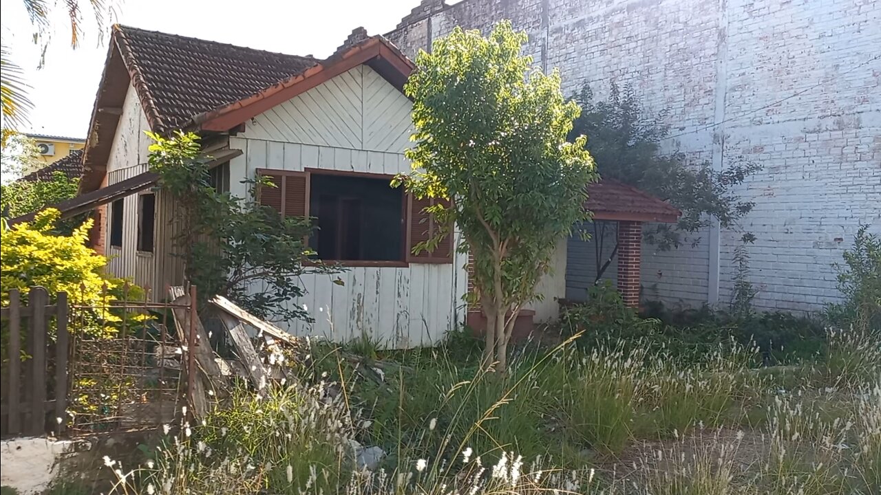 Duas casas abandonadas no mesmo pátio no bairro Rondônia em Novo Hamburgo/RS