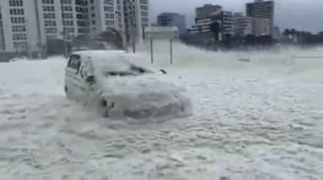 Tempestade deixa as ruas da Cidade do Cabo cheias de espuma