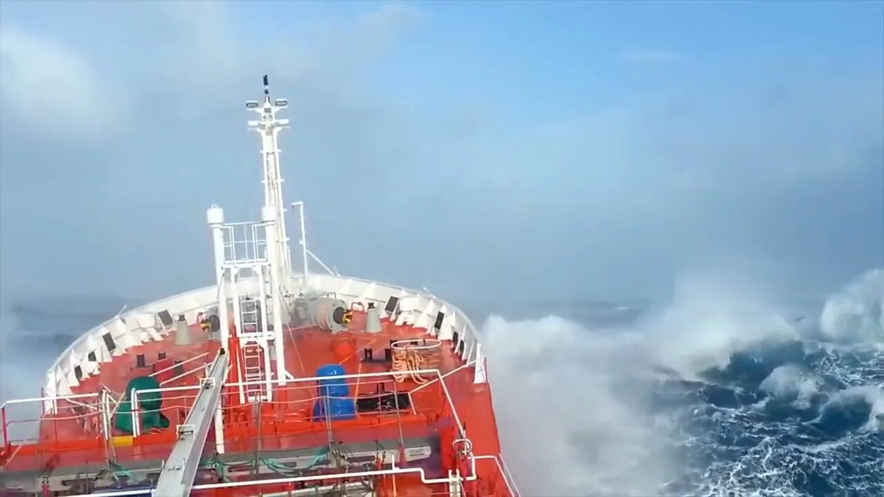 Ships in Storms | 10+ TERRIFYING MONSTER WAVES, Hurricanes & Thunderstorms at Sea