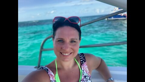 Agnes's talk show on the road - panel with guestes while driving to Michigan