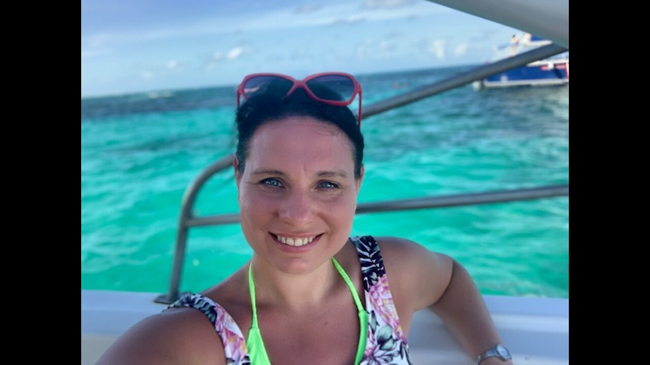 Agnes's talk show on the road - panel with guestes while driving to Michigan