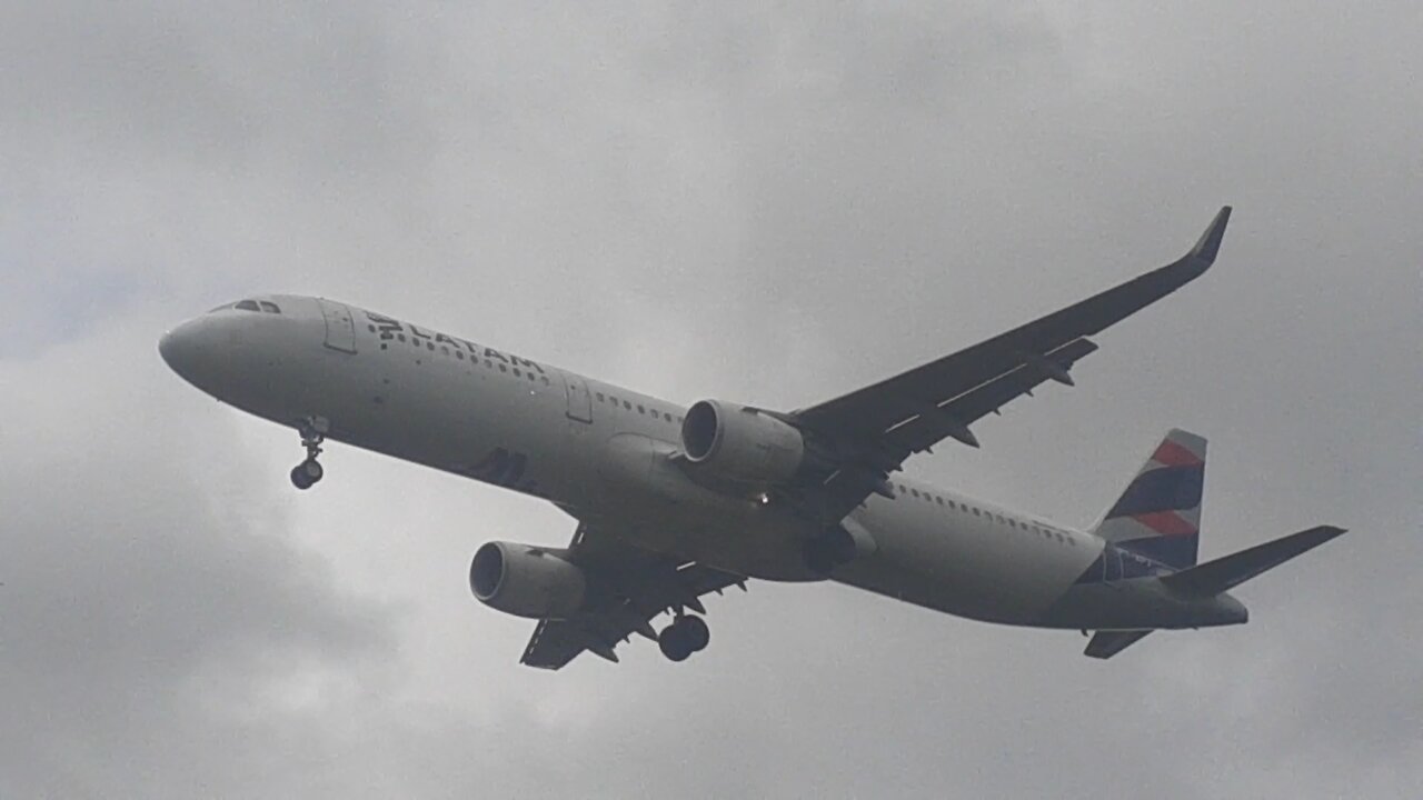 Airbus A321 PT-XPJ vindo de Brasília e ATR72-600 vindo de Itaituba