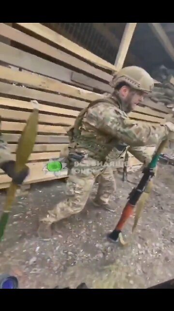 Ukrainian soldiers ambush 2 Russian tanks and destroy them!