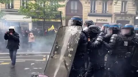 #Paris French Revolution 2.0 - Police pushed back by protesters