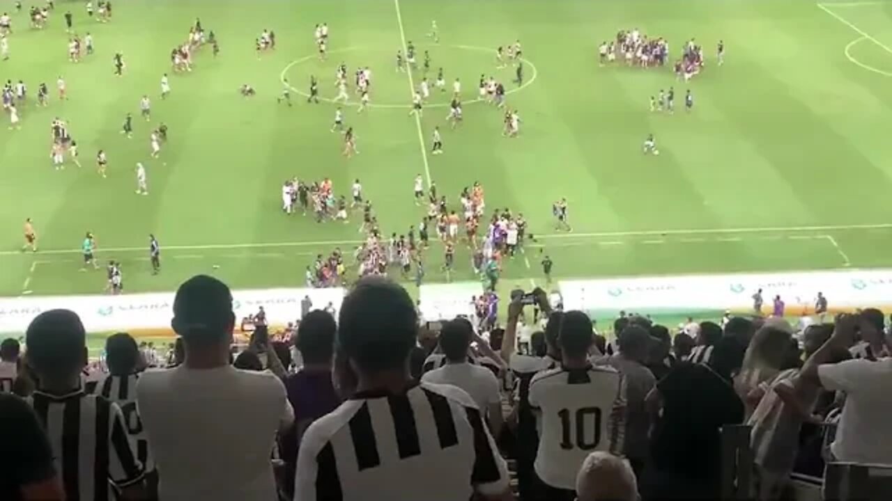 Torcida do Ceará invadindo o gramado após gol de Deyverson no Castelão