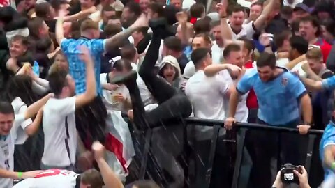 England fans go CRAZY celebrating Saka and Sterling goals against Iran at Qatar World Cup