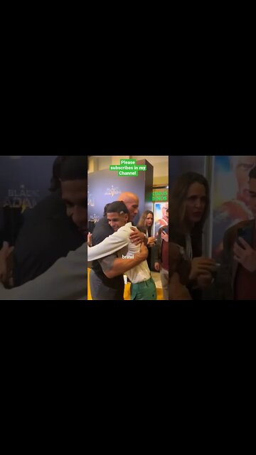 luva de pedreiro cumprimentando o the rock na estreia do filme Adão negro #therock #blackadam