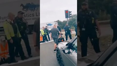 Verkehrte britische Welt Polizei schützt Straßenblockierer