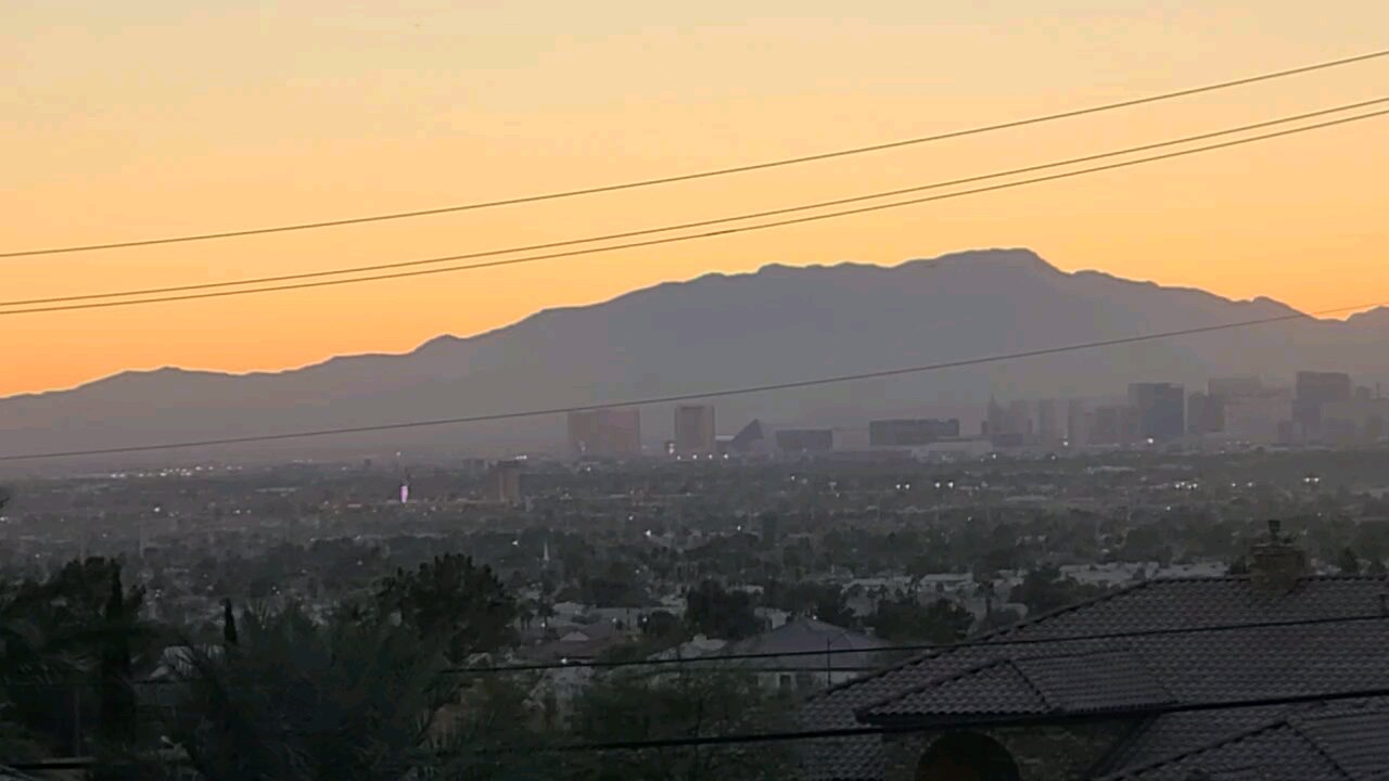 Did you see tonight's Las Vegas sunset? Check this out! 12.04.2024 #lasvegas #weather #follow