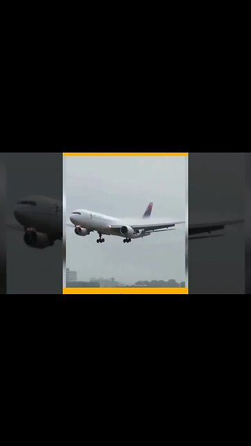 Crazy Foggy Boeing Aircraft Landing Amusing Scene