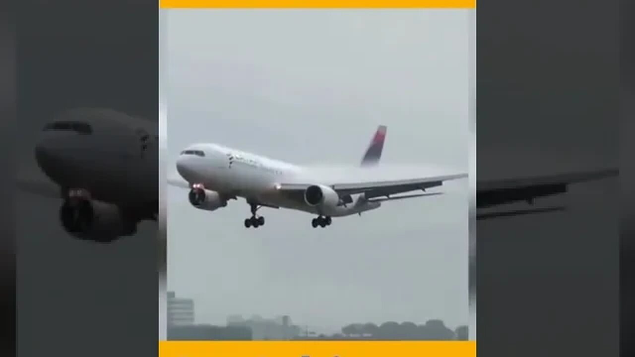 Crazy Foggy Boeing Aircraft Landing Amusing Scene