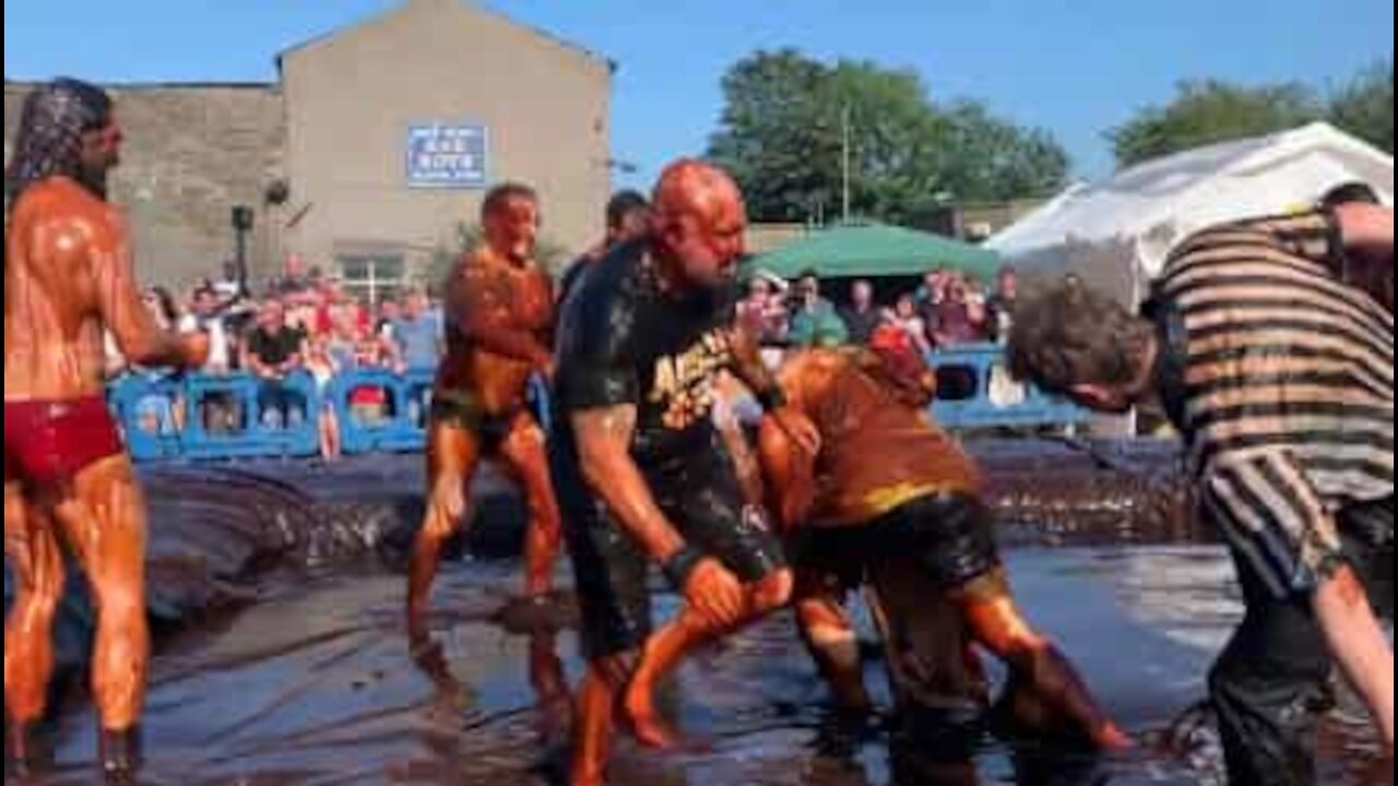 Wrestling com molho de carne ocorre na Inglaterra