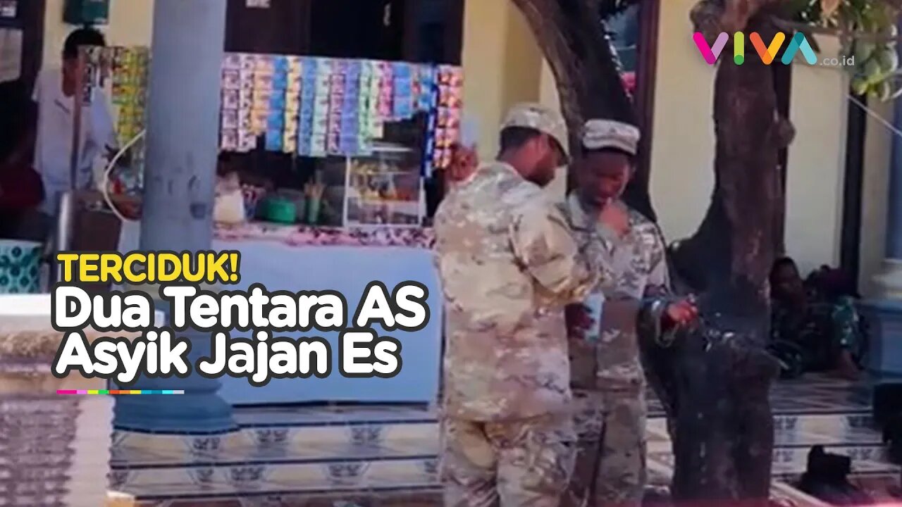 Dua Tentara AS Nikmati Jajanan SD di Warung Situbondo