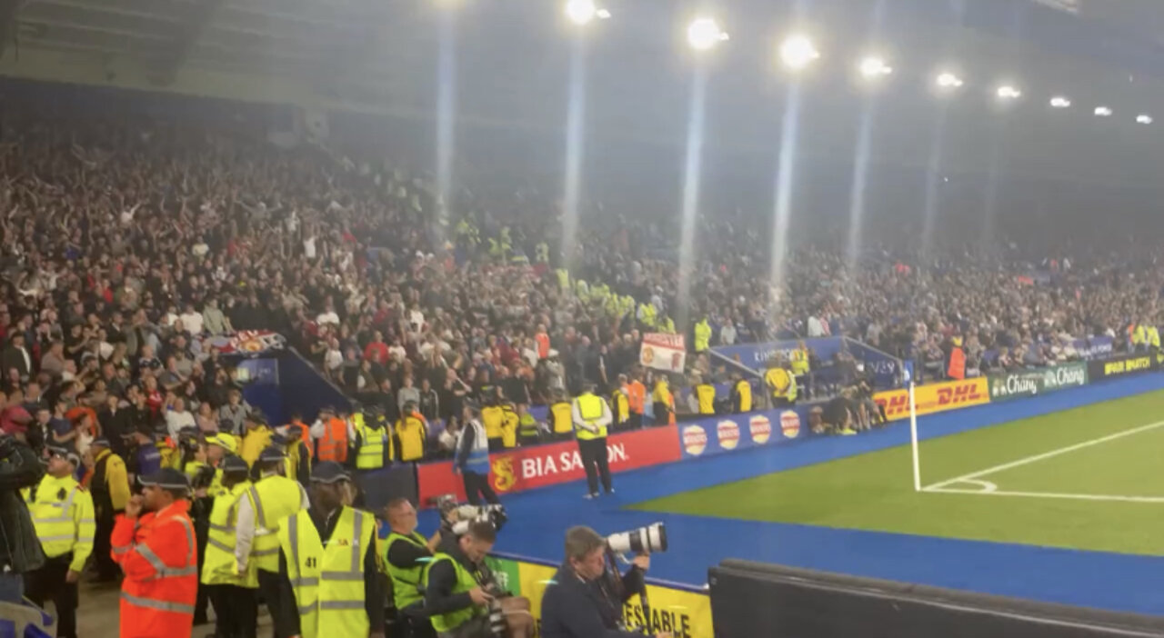 Manchester United fans singing we love United chant