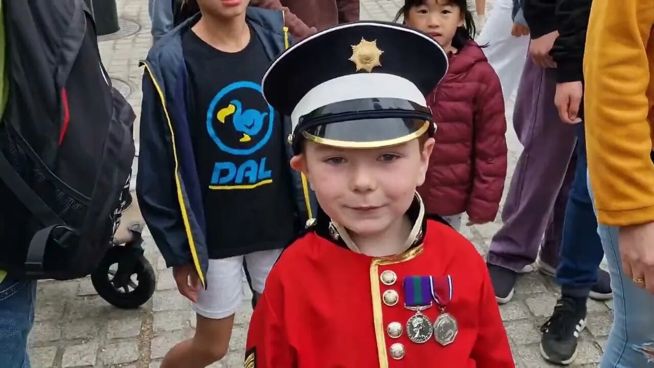 King's guard tells me he is going for a pint 😆 🤣 😂 #frankthesolider