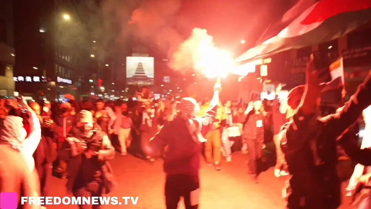 ⚠️ Anti-Israeli protesters CURRENTLY MACHING THROUGH China Town with fire and flares