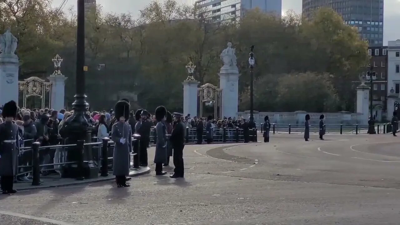 Guard shouts when royal car passes #buckinghampalace