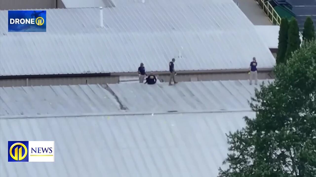 Officer Climbed Onto Roof… Found Crooks, Who Pointed Rifle At Him… Officer Retreated Down The Ladder