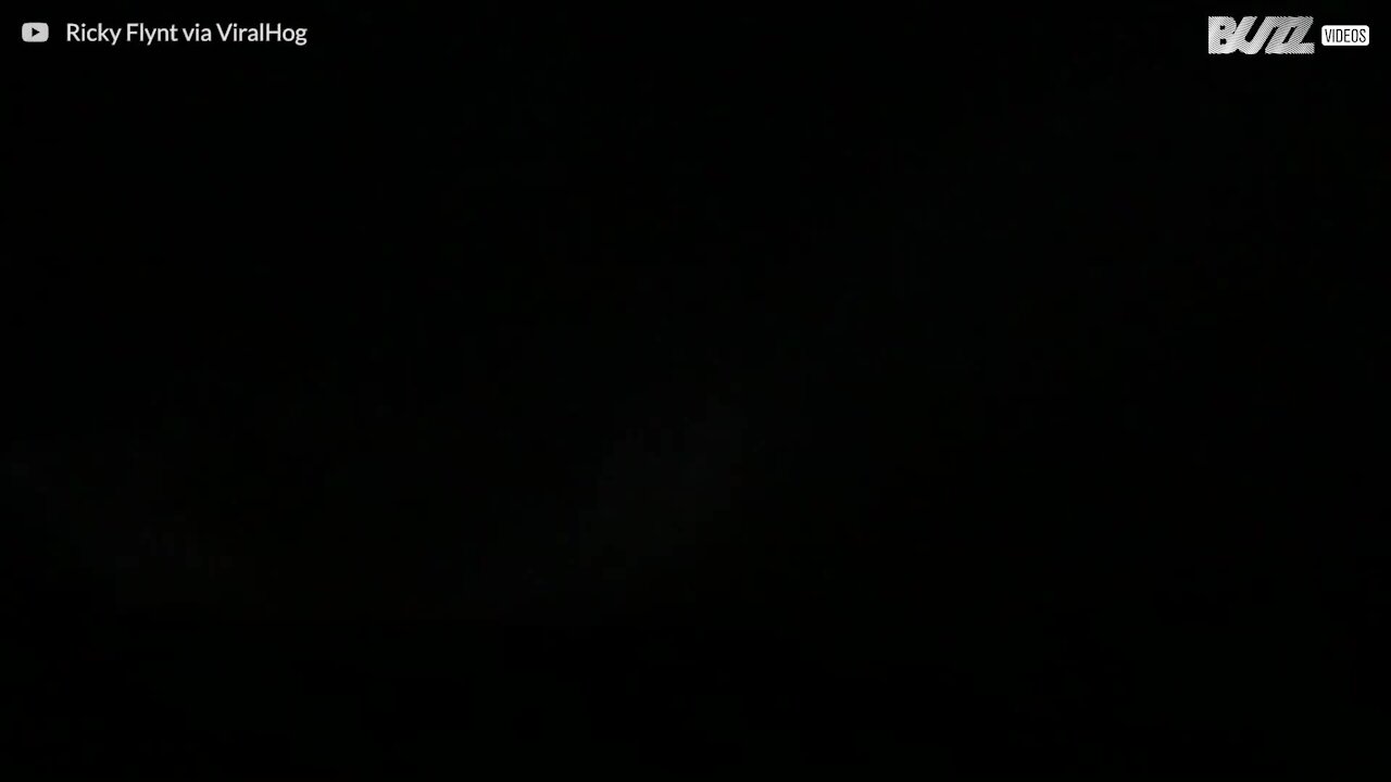 Impressionante: fulmine cade vicinissimo all'uomo del video