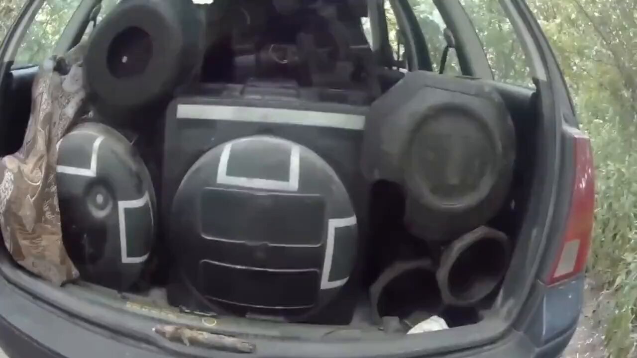 A car with Albanian license plates full of western weapons from Ukraine, indicating arms trafficking