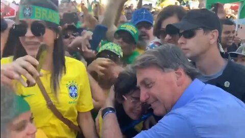 Bolsonaro aclamado pelo povo