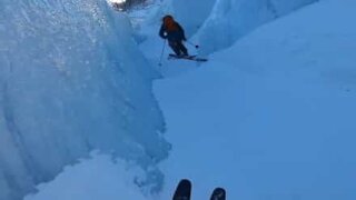 Des skieurs se mesurent à une gorge étroite dans les Alpes